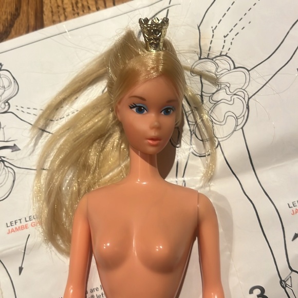 1966/75 Ballerina Barbie with original shoes, crown, stand, and instructions - Picture 2 of 4